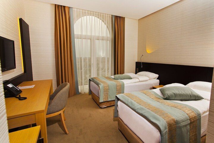 Room 2 of 33