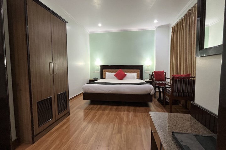 Room 12 of 18