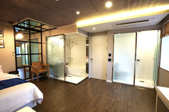 Room 16 of 22