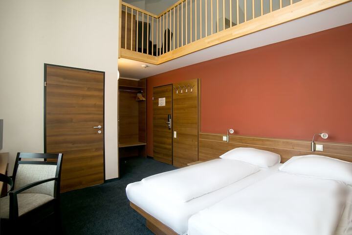 Room 5 of 82