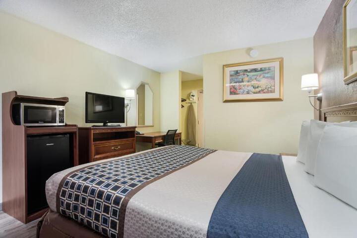 1 King Bed (1 of 7)