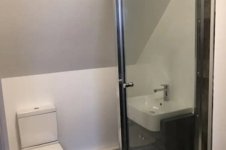 Room 4 of 8