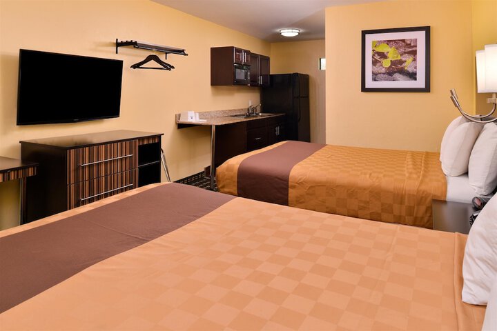 1 Queen Bed (8 of 9)