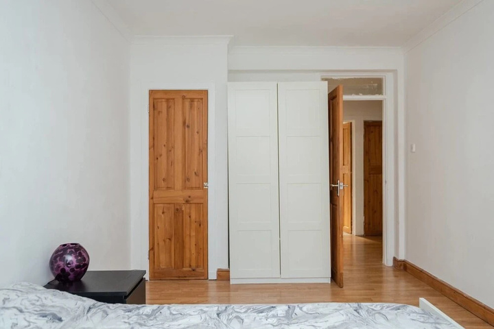 Room 6 of 12