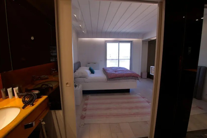 Room 5 of 18