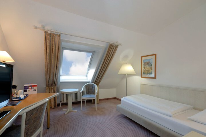 Room 15 of 33