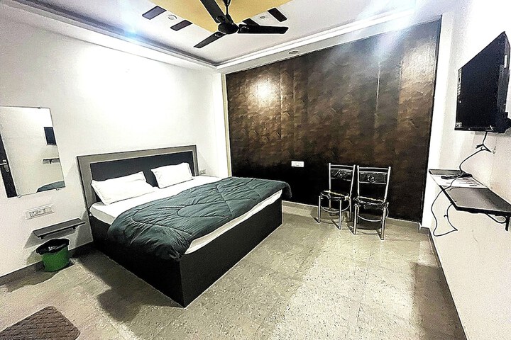 Room 6 of 14