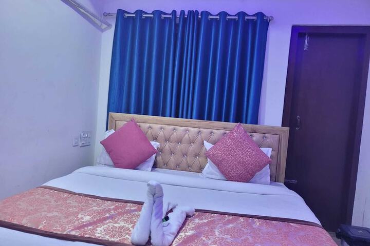 Room 13 of 30