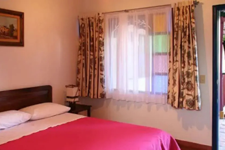 Room 6 of 8