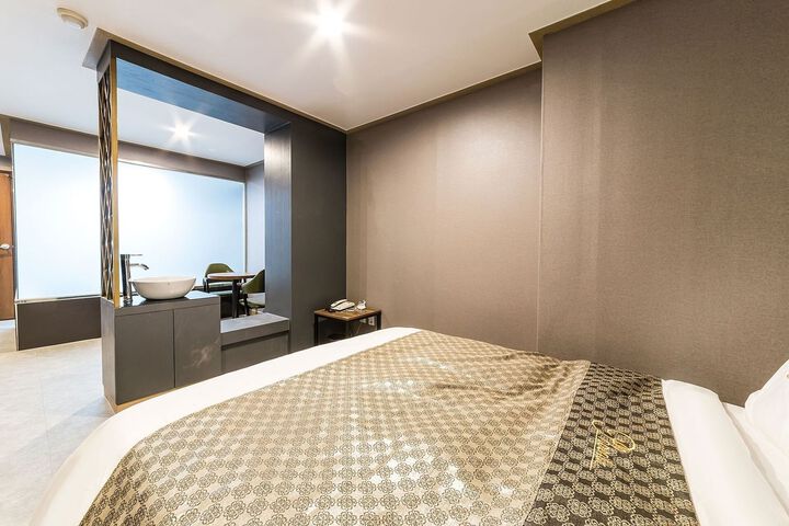 Room 33 of 105