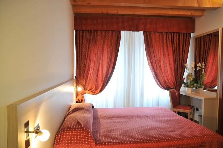 Room 16 of 36