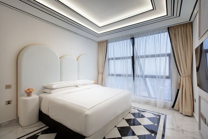 Room 33 of 195