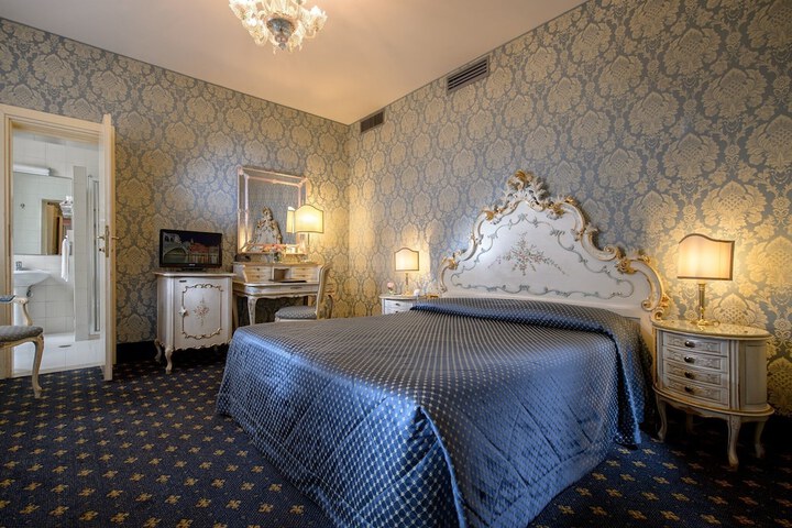 Room 31 of 77