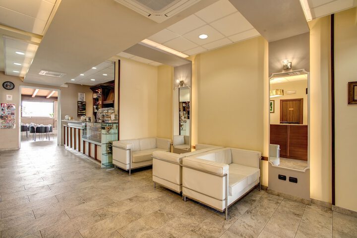 Lounge 87 of 119