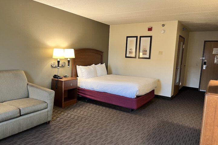 1 Queen Bed Mobility Accessible (1 of 18)
