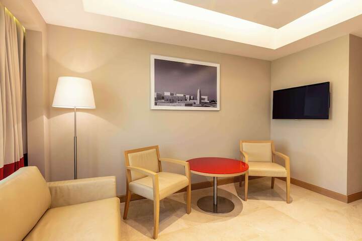 Room 52 of 179