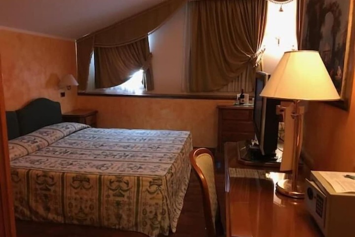 Room 13 of 65