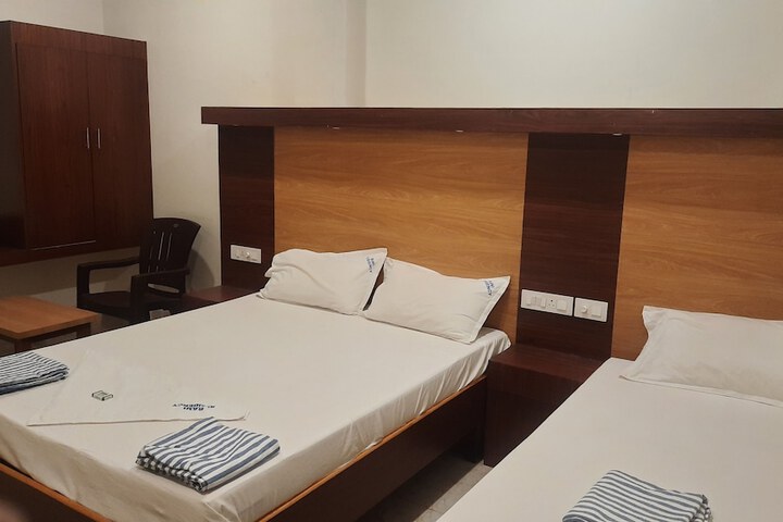 Room 6 of 10