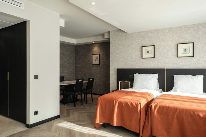 Room 52 of 122