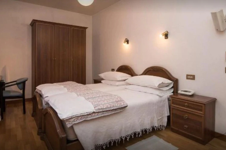 Room 4 of 5