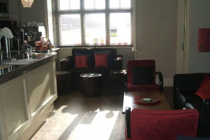 Lounge 21 of 33