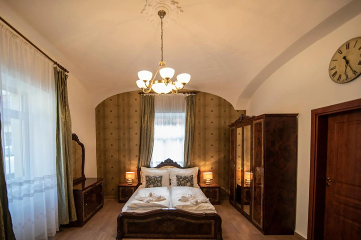 Room 5 of 13