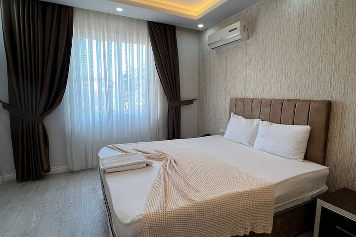 Room 8 of 18