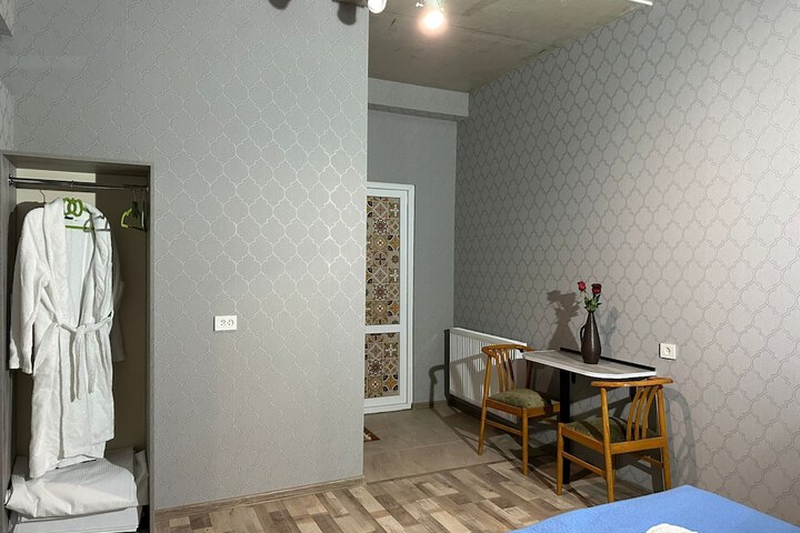 Room 6 of 28