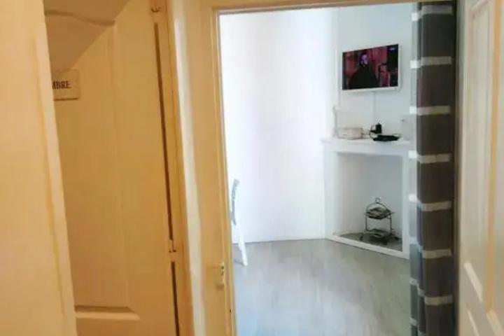 Room 10 of 12