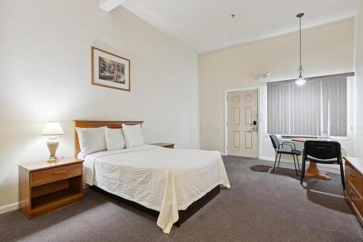 1 Queen Bed (6 of 9)