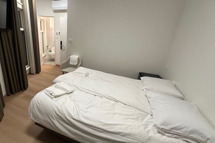 Room 5 of 32