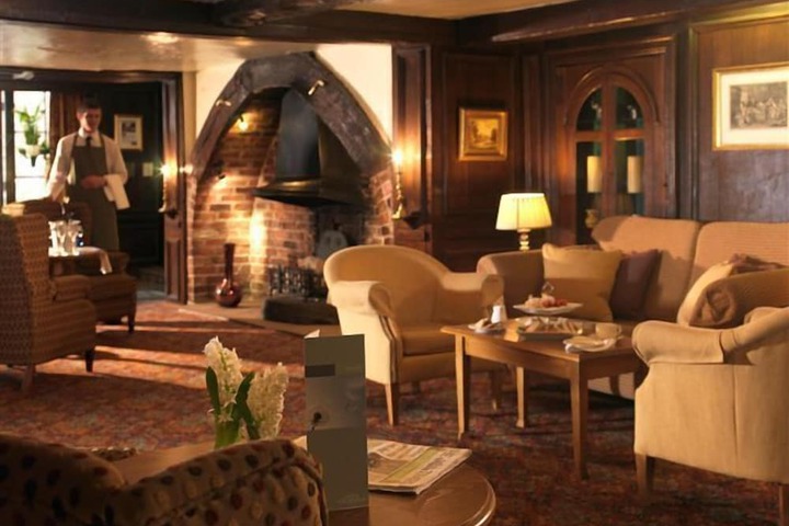 Lounge 41 of 51