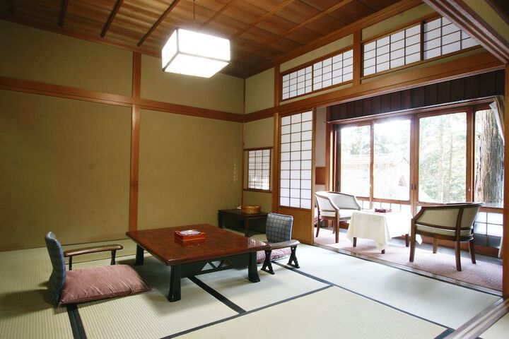 Room 6 of 107