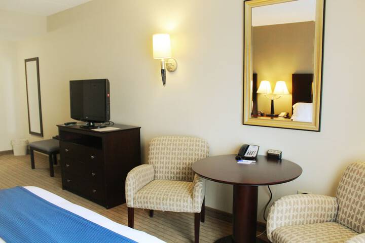 1 King Bed (3 of 9)