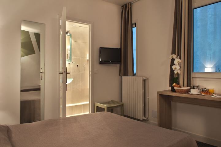 Room 9 of 32
