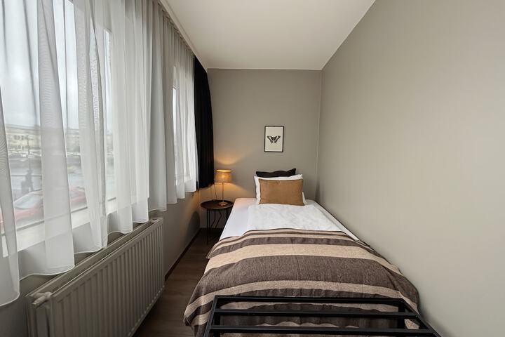 Room 33 of 64