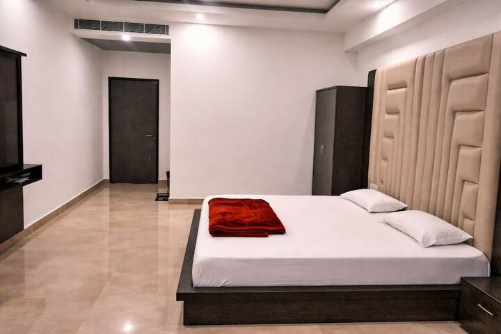 Room 13 of 16