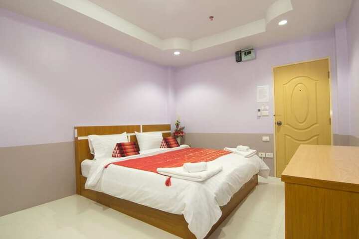Room 10 of 16