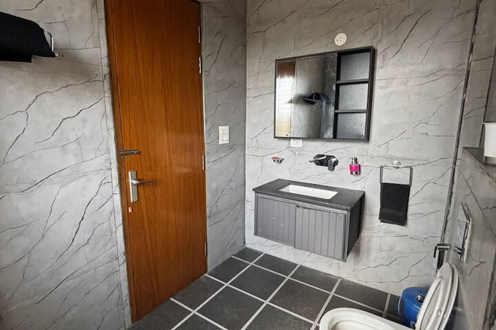 Room 6 of 11