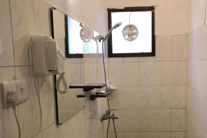 Room 6 of 12