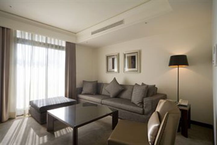 Room 17 of 28