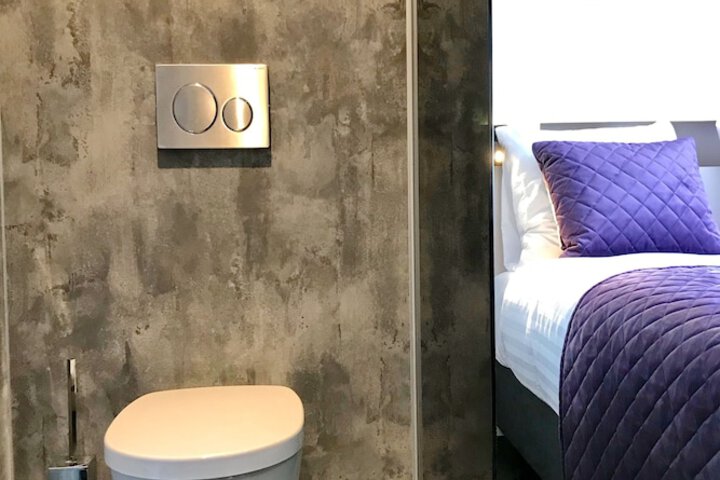 Room 33 of 42