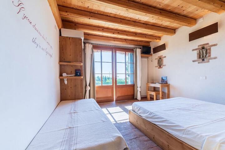 Room 4 of 37