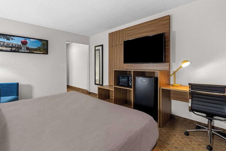 1 King Bed Accessible (5 of 7)