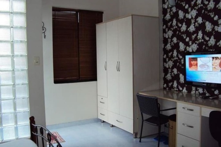 Room 7 of 13