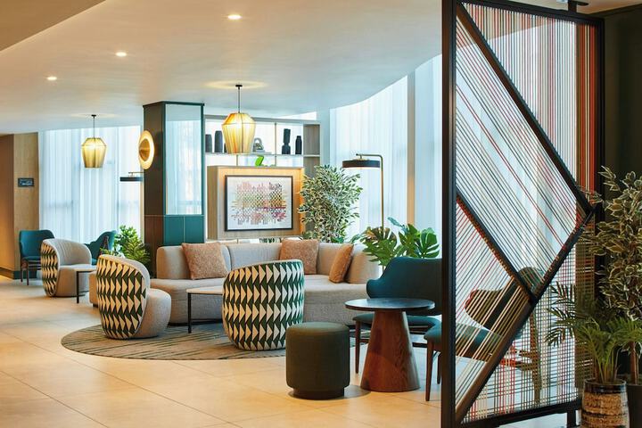 Lounge 60 of 82