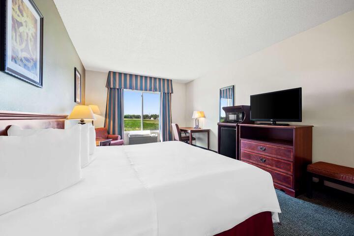 1 King Accessible Bathtub Microwave, Refrigerator WiFi Full Breakfast (9 of 18)