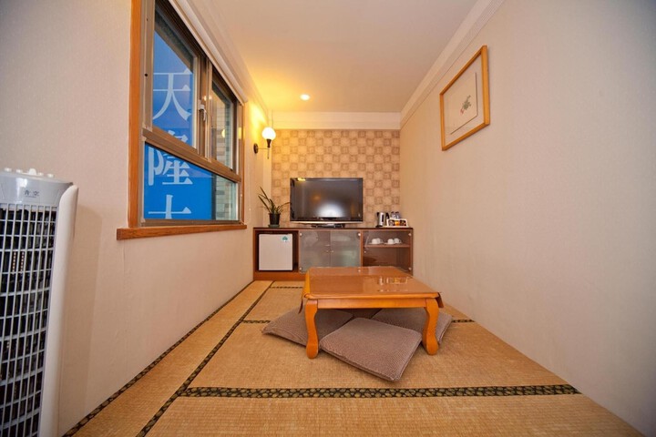 Room 21 of 48