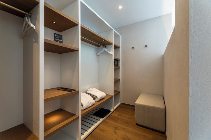 Room 25 of 90