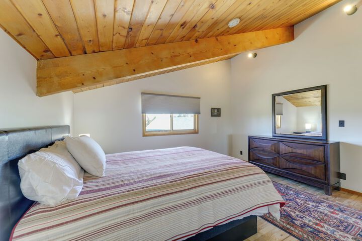 Spacious Pinedale Home w / Mountain Range View